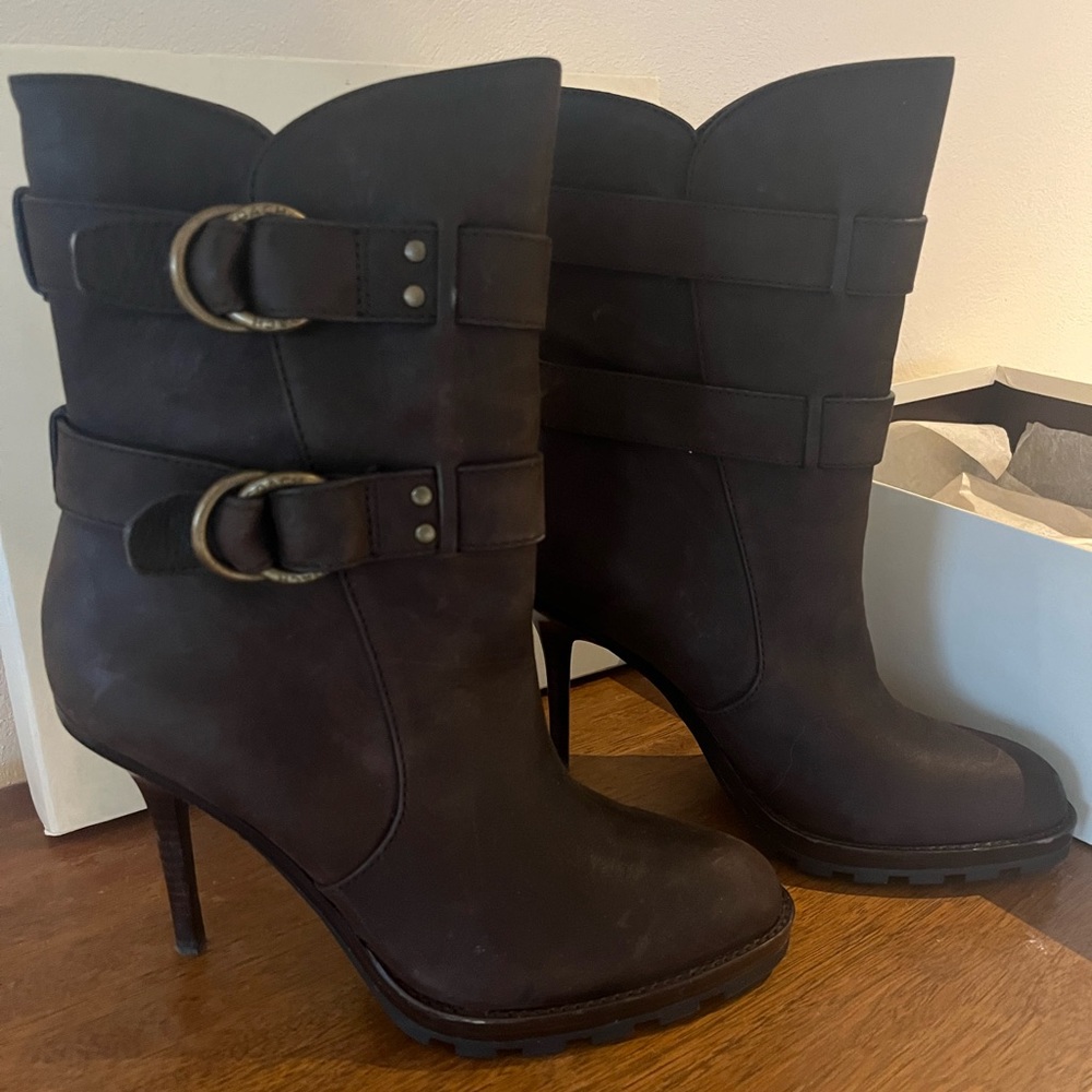 New. Never worn. Leather.Heel height 4". Padded inside sole for comfort.